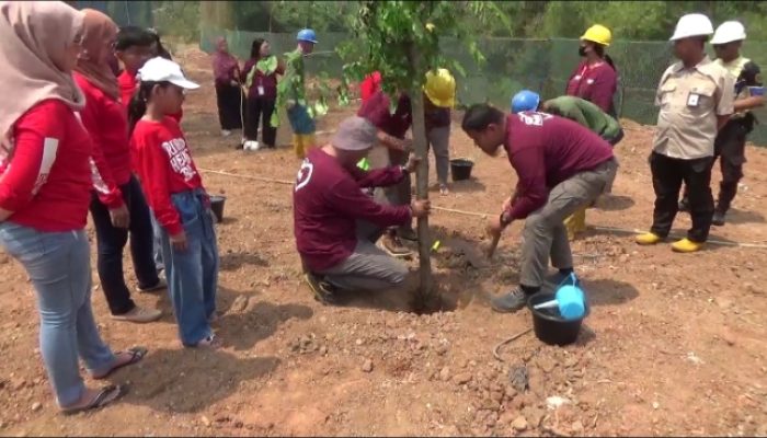 Komunitas Rehab Kali Cikarang Gandeng Anak – Anak Bersihkan Sampah Dan Tanam Bibit Benih Ikan di Sungai.