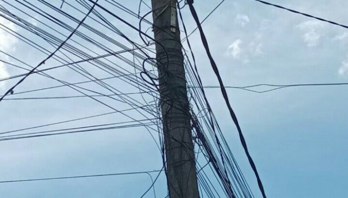 Warga Minta Pemkab Bekasi Lakukan Penertiban Terkait Semerawutnya Pemasangan Kabel di Ruang Publik