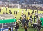 Ricuh! Oknum Bobotoh Masuk Lapangan Usai Persib Kalahkan Persija, Steward Jadi Korban Serangan