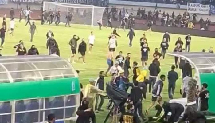 Ricuh! Oknum Bobotoh Masuk Lapangan Usai Persib Kalahkan Persija, Steward Jadi Korban Serangan