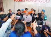 Polres Ponorogo Berhasil Ungkap Ilegal Logging, Tersangka dan Ratusan Batang Kayu Hutan Diamankan