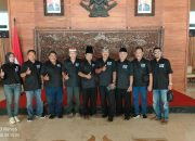 Relawan Kotak Kosong Mendatangi KPU Trenggalek Menjelang Pilkada 2024.