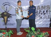 Direktur BPRS Menerima Penghargaan Dari AJS Sebagai Tokoh Penggerak UMKM Sumenep