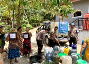 Tak Hanya Distribusikan Air Bersih, Patroli Genthong Polisi Juga Berbagi Ember Gratis di Trenggalek