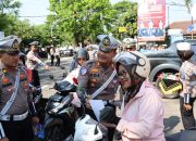 Aksi Humanis Polres Magetan di Operasi Zebra Semeru 2024, Berbagi Coklat Hingga Bunga untuk Pengendara