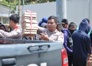 Humanis, Polisi Berbagi Nasi Kotak untuk Peserta Unras Sarbumusi Situbondo