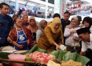 Khofifah Blusukan Ke Pasar Besar Ngawi Di Dampingi Oleh Ketua PAPERA