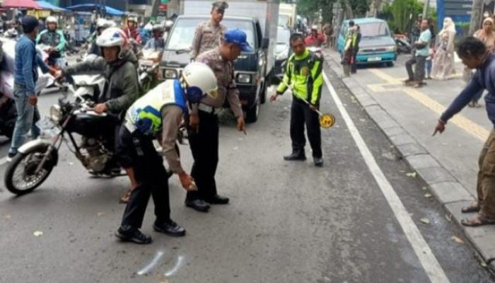 Akibat Jalanan Licin Seorang Pengendara Motor Tewas di Jalan Kopo