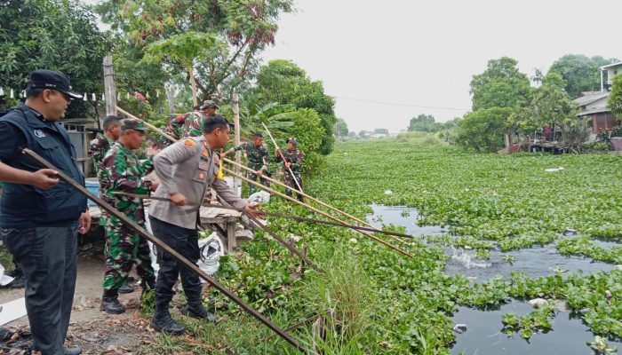 2000 Warga Tarumajaya Bersihkan Sampah Pasar dan Eceng Gondok Kali Blancong