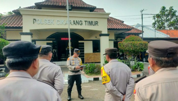 Kapolsek Cikarang Timur AKP. M Trisno SH.MM Laksanakan Giat Apel Pagi di Halaman Polsek Cikarang Timur