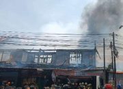 Kebakaran Hebat Melanda Rumah di Jalan Sekelimus Utara Kota Bandung