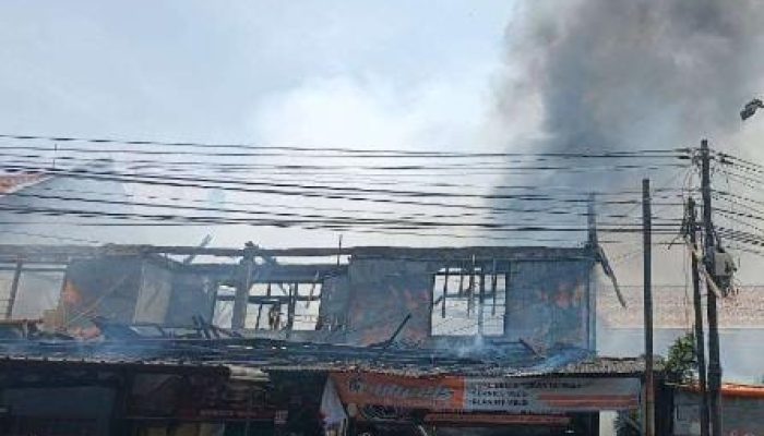 Kebakaran Hebat Melanda Rumah di Jalan Sekelimus Utara Kota Bandung
