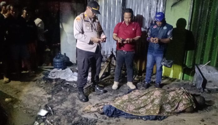 Diduga Hilang Kendali Pengendara Sepeda Motor Menabrak Warung Bensin Eceran Hingga Terbakar