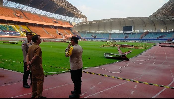 Kapolsek Cikarang Timur Meninjau Stadion Wibawa Mukti Pasca di terpa Hujan deras dan Angin Kencang.