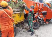 Antisipasi Musim Hujan Babinsa 01 Tambun Bersama Warga Bersihkan Lingkungan