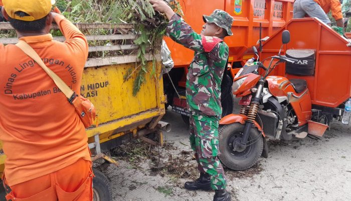 Antisipasi Musim Hujan Babinsa 01 Tambun Bersama Warga Bersihkan Lingkungan