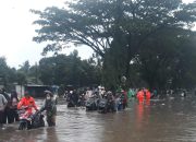 Akibat Banjir Sejumlah Kendaraan Alami Mogok di Depan Pasar lnduk Gedebag