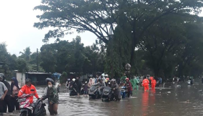 Akibat Banjir Sejumlah Kendaraan Alami Mogok di Depan Pasar lnduk Gedebag