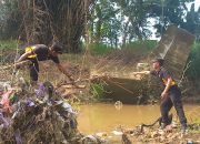 Kompak, Polres Ponorogo Bersama TNI dan Warga Bersihkan Sungai Cegah Banjir