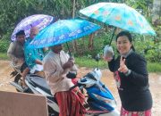 Ditengah Gerimis, Relawan Pro Fauzi Bagikan Nasi bungkus dan Es Teh Kepada Masyarakat