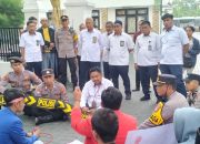 PMII Dan GMNI Melakukan Aksi Unjuk Rasa Didepan Kantor Pengadilan Negeri Sumenep