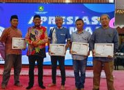 Bupati Achmad Fauzi wongsojudo S.H.M.H Memberikan Penghargaan Kepada Beberapa Seniman Kabupaten Sumenep