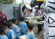 Mobil Cinta Polres Nganjuk Kembali Berbagi Ratusan Kotak Makan Siang Sehat Gratis