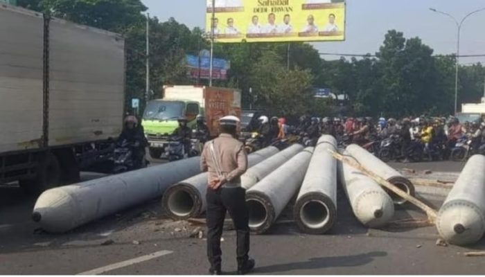 Bikin Macet Jalan Soekarno-Hatta Dan Buah Batu, Puluhan Paku Bumi Jatuh Dari Tronton