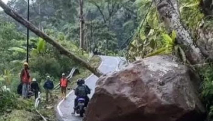 Lalu Lintas Bandung-Cianjur Lumpuh Total Jalan Tertutup Longsoran Batu Tebing Bantaracap