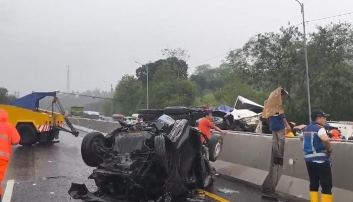 BREAKING NEWS, Kecelakaan Hebat Di Km 92 Tol Purbaleunyi, Puluhan Mobil Ringsek Hingga Menumpuk