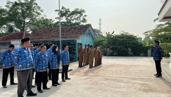 Kades Amak Gozali Pimpinan Apel Pagi, Tekankan Kedisiplinan Perangkat Desa
