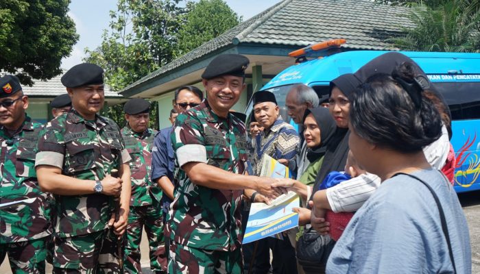 Danpussenkav TNI AD Mayjen TNI Eko Susetyo Bagikan Akta Kelahiran Gratis Dalam Kunker ke Batalyon Kavaleri 4