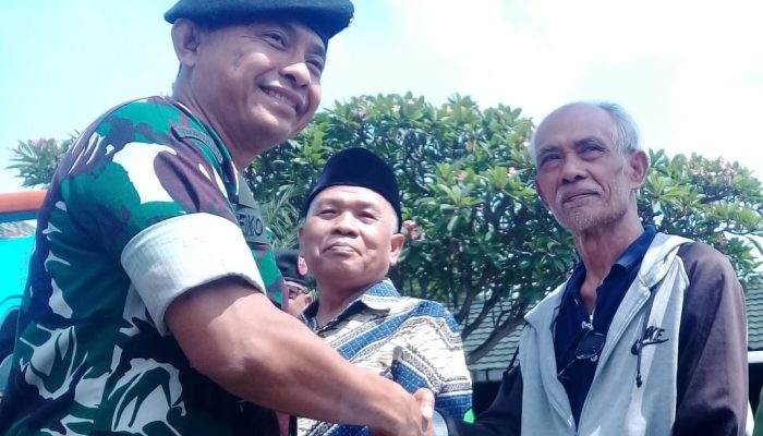 Mayjend TNI Eko Susetyo Bersama Disduk Capil Kota Bandung Bagikan Akta Kelahiran Secara Gratis Kepada Masyarakat.