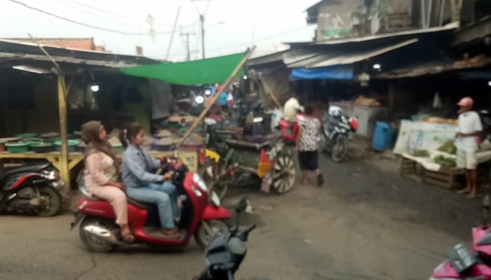 Camat MBZ Tanggapi Kemacetan Akibat Kesemrawutan di Pasar Bojong Kedunggede Kedungwaringin