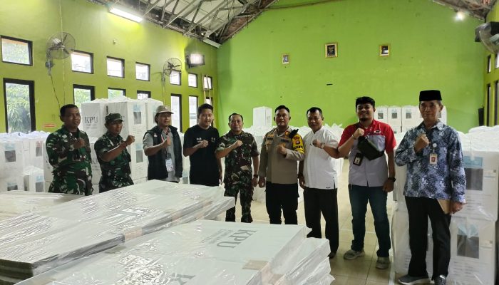 Kapolsek Cikarang Timur Kawal Penerimaan Pendistribusian Logistik Pilkada 2024