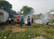 Pengurus DKM Musolah Amalia Bersama Warga Kp Tengah Lakukan Bhakti Sosial Bersihkan Lingkungan