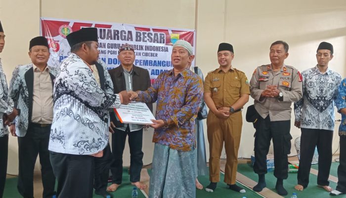 PGRI Kecamatan Cibeber Serahkan Donasi Untuk Pembangunan Masjid Miftahussa’adah