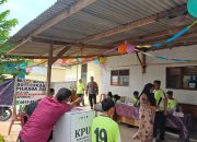 Unik, Petugas KPPS 07 Desa Karang Harum Kenakan Kostum Bola Guna Tingkatkan Minat Warga Datang Ke TPS