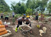 Gotong Royong Polisi Bersama Warga Perbaiki Makam yang Rusak Akibat Banjir di Blitar