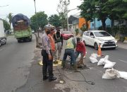 Jelang Nataru, Polres Pasuruan Mitigasi Jalur Surabaya-Malang, Tambal Jalan Berlubang