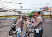 Jelang Nataru Polres Lumajang Beri Edukasi Masyarakat Tertib Lalu Lintas Sambil Berbagi Nasbung