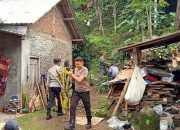 Sinergitas Polisi Bersama TNI dan Warga Bersihkan Tanah Longsor di Ngawi