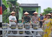 Gelorakan Swasembada Pangan Polisi Serahkan Bibit Tanaman di Tambak Kalisogo Sidoarjo