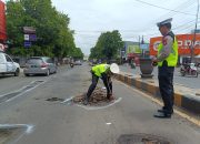 Mitigasi Jelang Nataru, Polres Situbondo Tandai Jalan Berlubang di Jalur Pantura