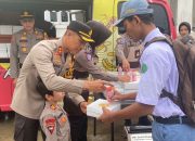 Si Sumeh” dan “Si Sabar” Polres Pasuruan Kota Kembali Berbagi Makanan Sehat Bergizi Gratis bagi Pelajar.