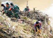 Pasca Banjir, Polres Ponorogo Bersama TNI dan Warga Bersihkan Sungai di Jembatan Tempuran