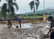 Sinergitas Polisi Bersama TNI dan Warga Bersihkan Lumpur Pasca Banjir di Situbondo