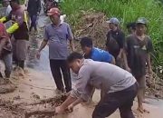 Kolaborasi Polisi Bersama Tiga Pilar dan Warga Tangani Banjir dan Longsor di Jember