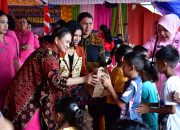 Ketua Umum Bhayangkari Rayakan Natal Bersama Korban Erupsi Gunung Lewotobi 