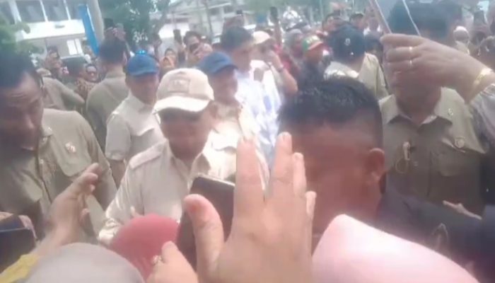 Warga Desa Sukajadi Cilebar Kabupaten Karawang Sangat Antusias Menyambut Kedatangan Presiden Republik Indonesia Prabowo Subianto